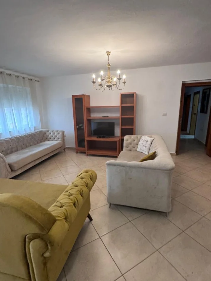 Tirane, jepet me qera apartament 5+1+Ballkon Kati 5, 102 m² 900 € 