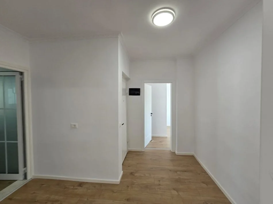 Tirane, shitet apartament 2+1+Ballkon , 77 m² 145.000 € (Rruga Bardhyl)