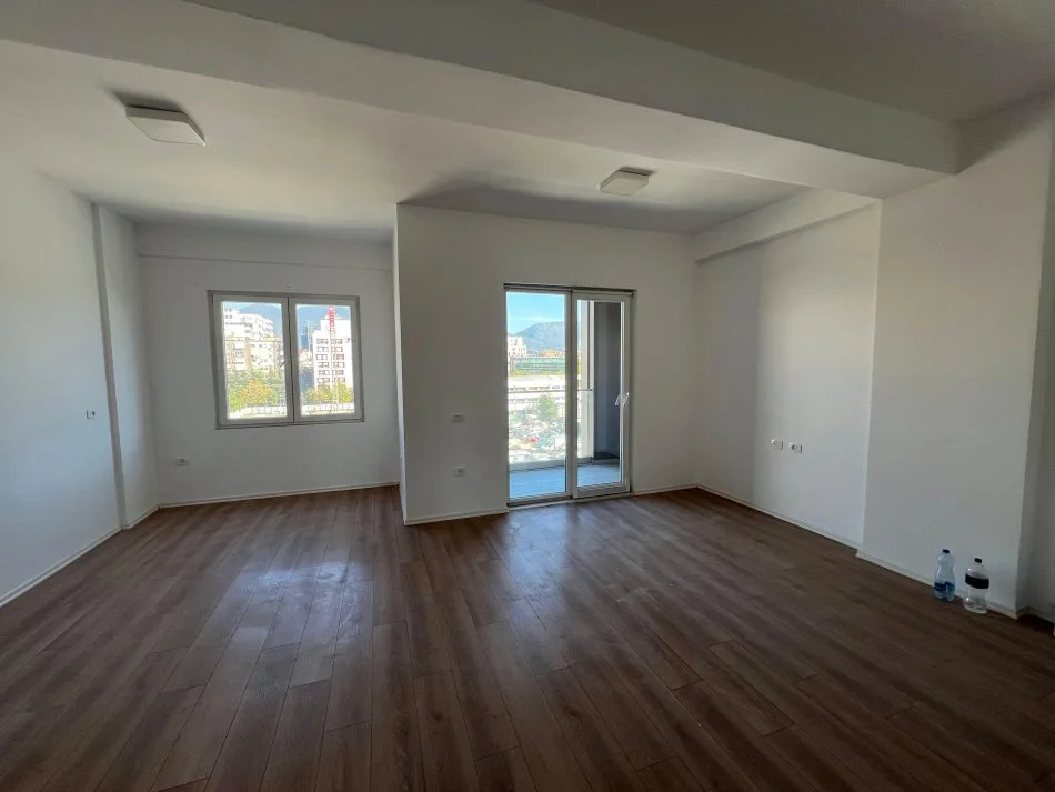 Tirane, jepet me qera zyre Kati 3, 100 m² 650 € (Bulevardi Gjergj Fishta)