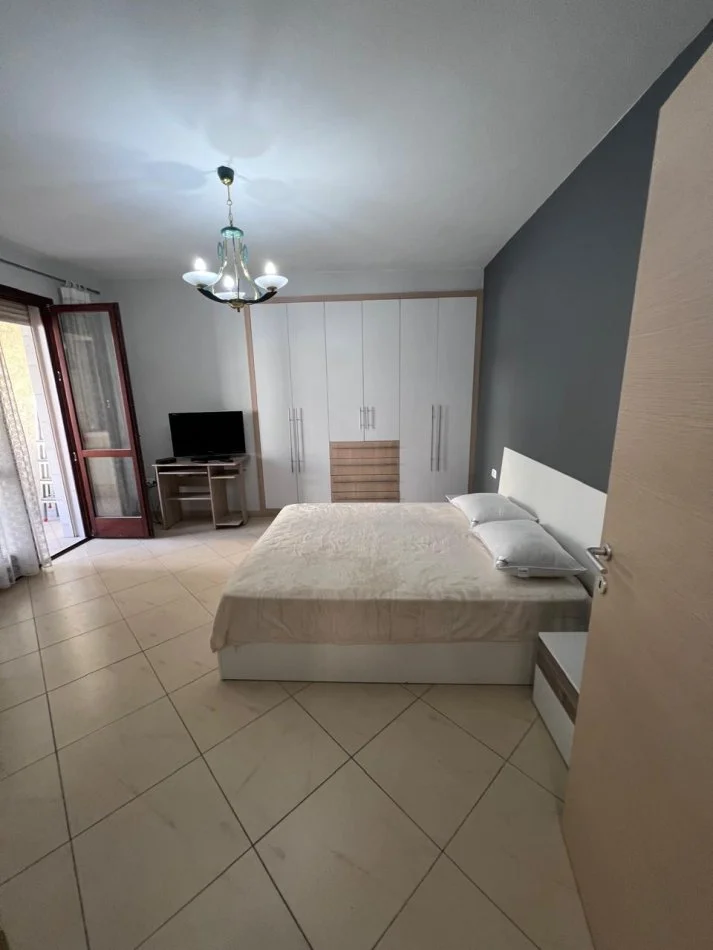 Tirane, jepet me qera apartament 2+1+Ballkon Kati 3, 100 m² 700 € (Kopeshti Botanik , te xhamia)