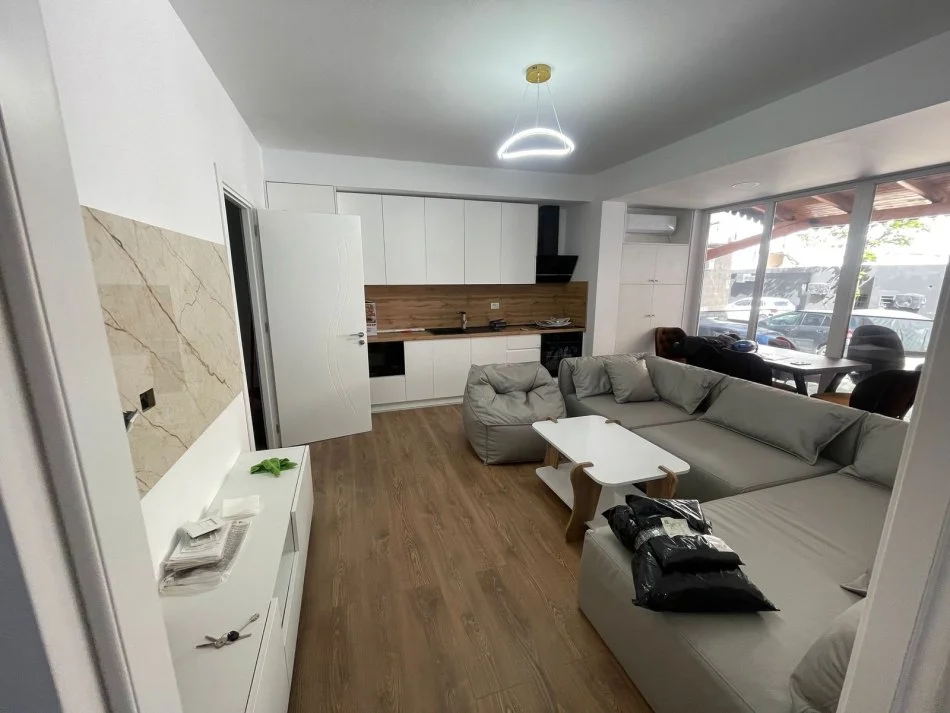 Tirane, jepet me qera apartament 2+1 Kati 1, 80 m² 700 € (ZOGU I ZI)