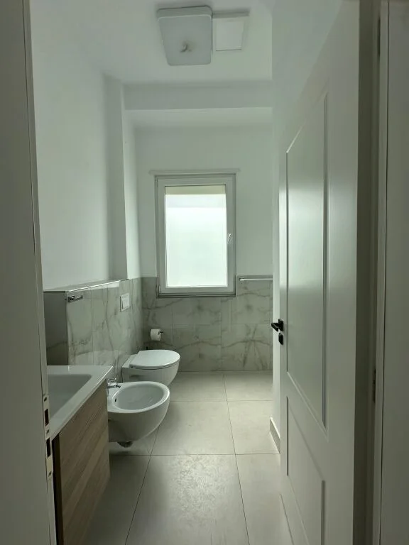 Tirane, jepet me qera Vile 3+1+Ballkon Kati 0, 230 m² 2.500 € (Vila Lule)