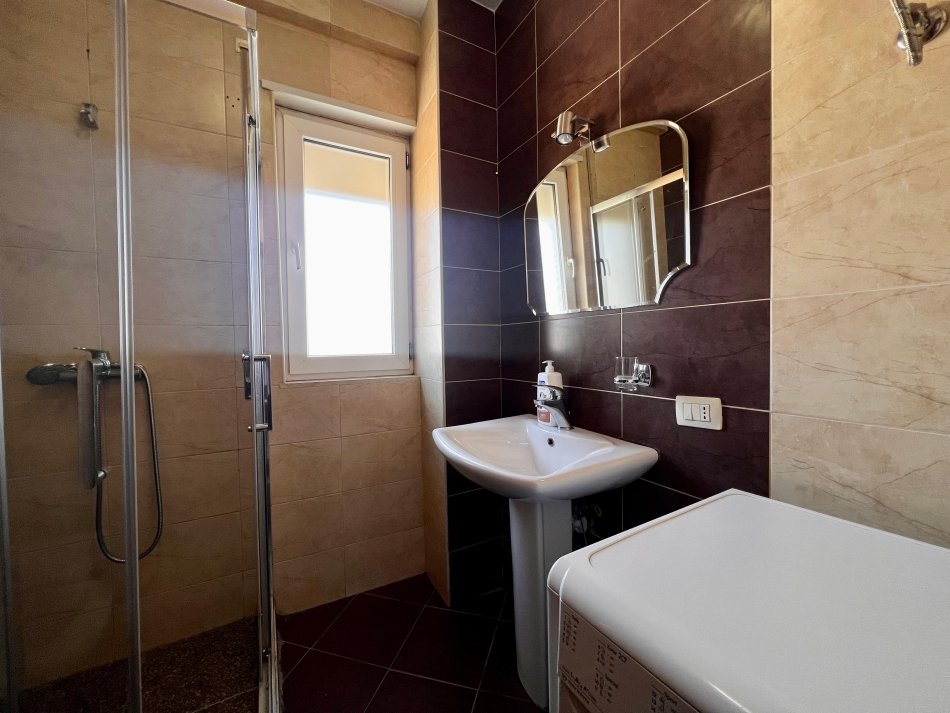 Tirane, jepet me qera apartament 2+1+Ballkon Kati 6, 105 m² 1.000 € (Kopshti Botanik)