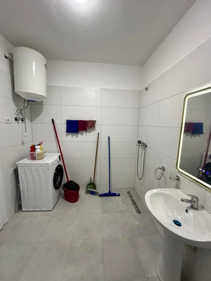 Tirane, jepet me qera apartament 1+1 , 350 € (Sheshi Garibaldi)