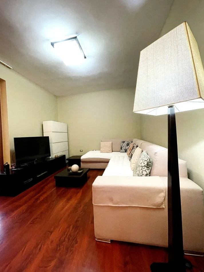 Jepet me qera apartament 2+1+Ballkon Kati 5, 110 m² 800 € (Blloku, Libri Universitar)