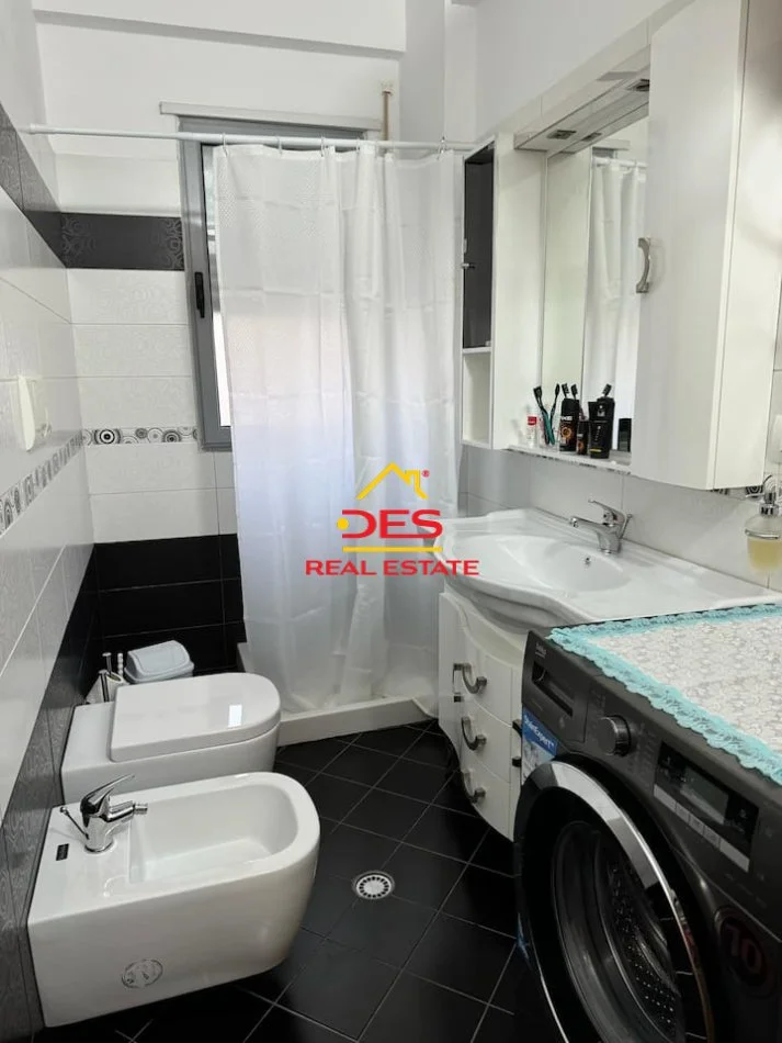 Vlore, jepet me qera apartament 2+1+Ballkon Kati 5, 110 m² 550 € (Rruga Shyqyri Ali Merka)