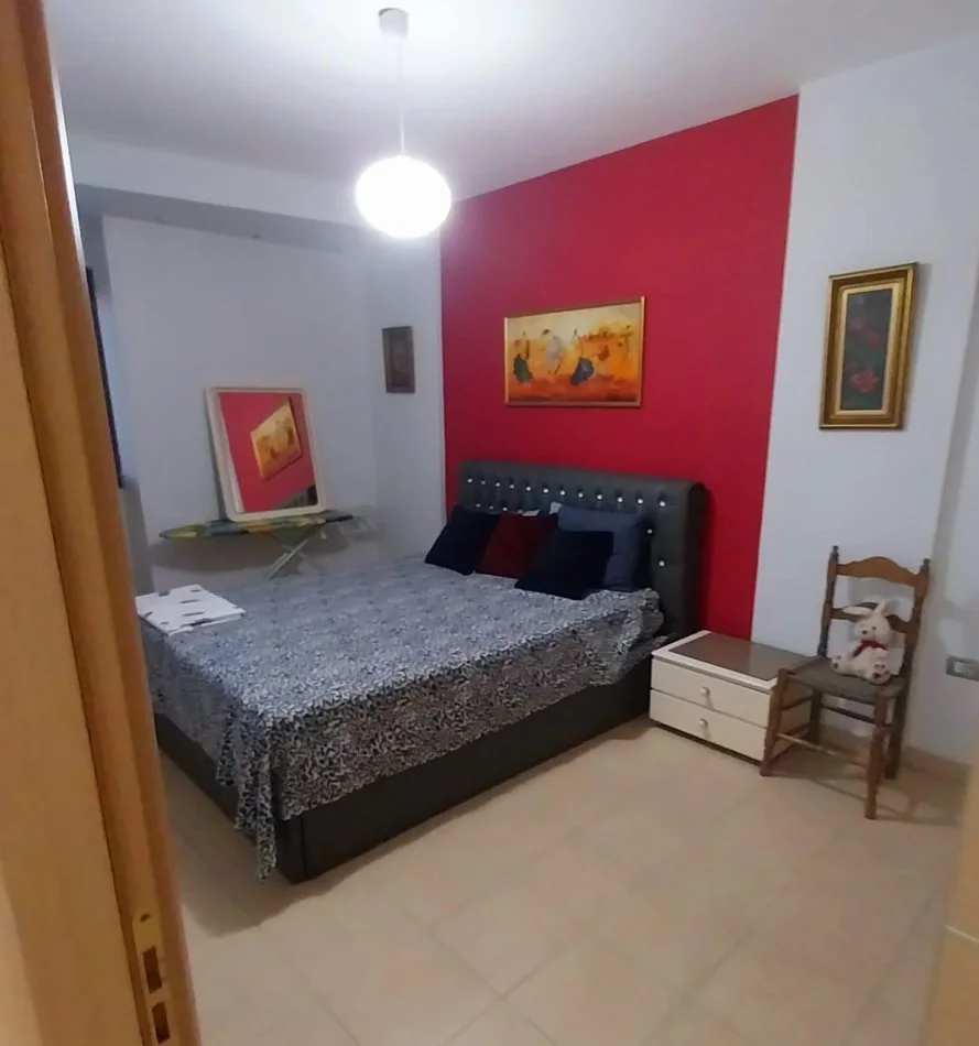 Tirane, jepet me qera apartament 2+1+Ballkon Kati 3, 650 € (Kodra e Diellit)