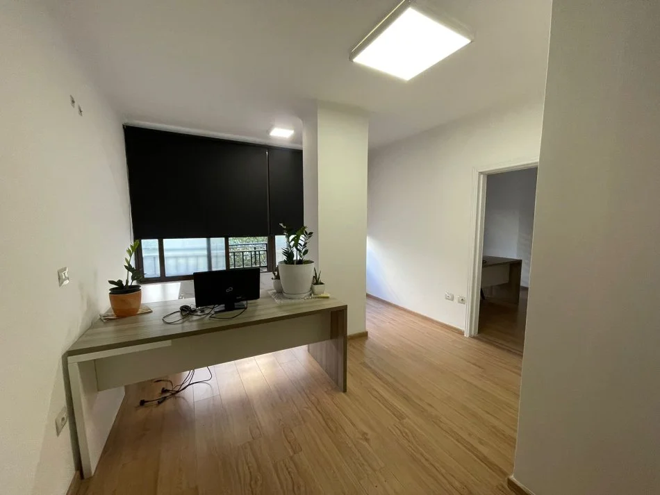 Tirane, jepet me qera zyre Kati 1, 60 m² 500 € (Komuna e Parisit)