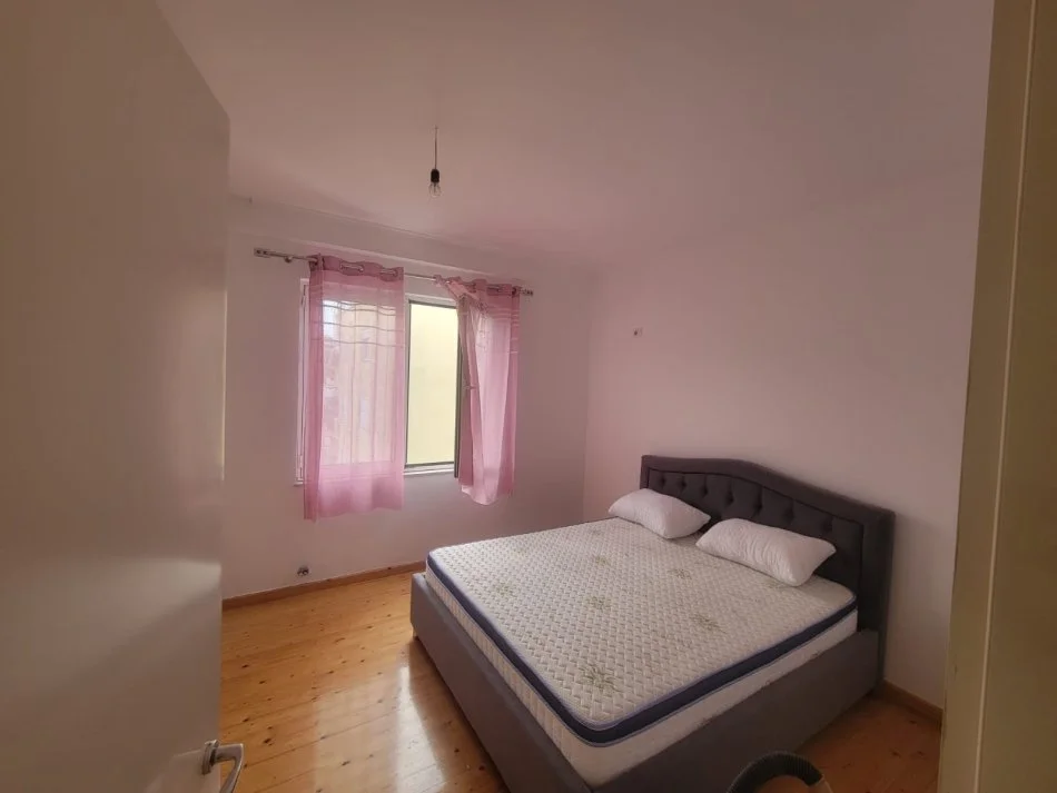 Tirane, jepet me qera apartament 2+1+Ballkon Kati 3, 90 m² 500 € (Rruga e Zallit pranë Kodra e Diellit)