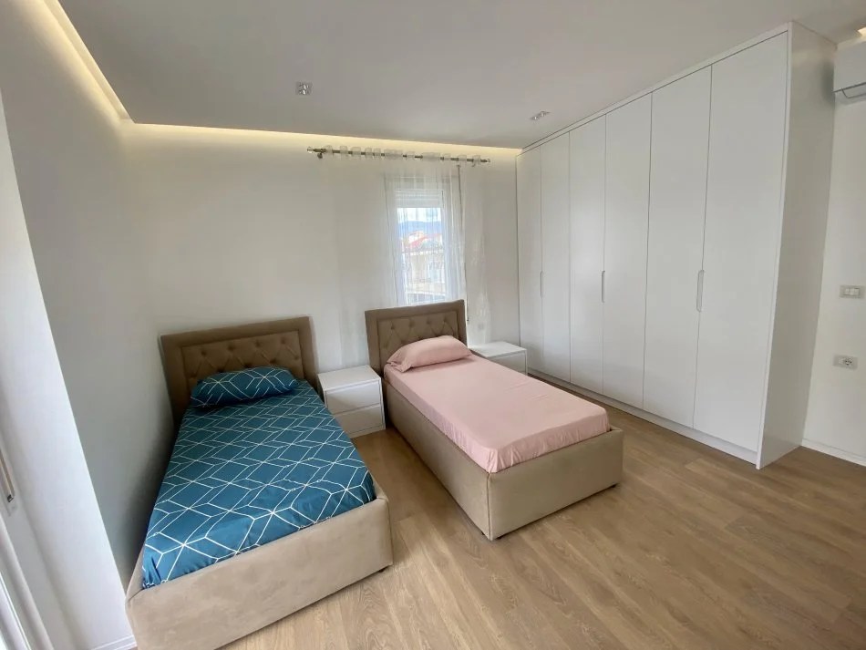 Tirane, jepet me qera apartament 2+1+Ballkon Kati 1, 75 m² 500 € (Prane Tregut Ushqimor, Selite)