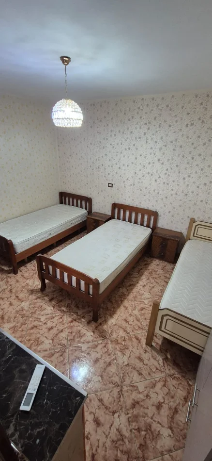 Tirane, jepet me qera shtepi 1+1 Kati 1, 400 € (Universiteti i Mjeksis mbrapa Amerikan 2)