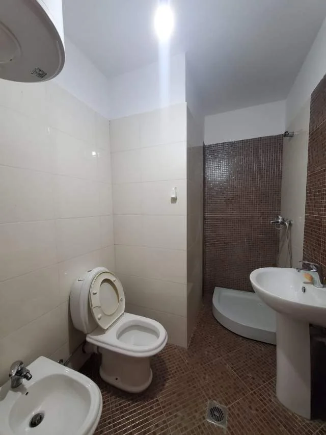 Tirane, jepet me qera apartament 2+1 Kati 4, 140 m² 300 Euro (Sotir Caci)