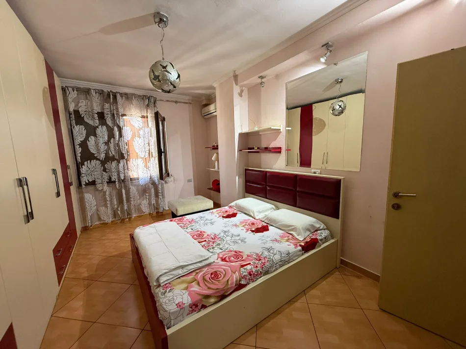 Tirane, jepet me qera apartament 2+1+Ballkon Kati 8, 95 m² 500 € (Unaza e Re)