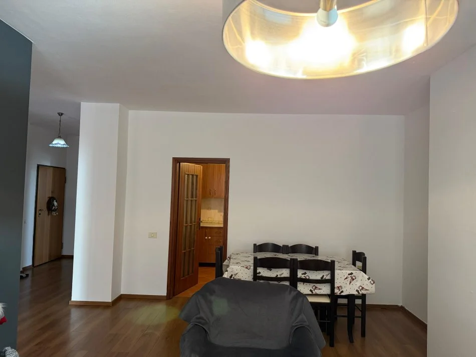 Tirane, jepet me qera apartament 2+1+Ballkon , 700 € (Bulevardi Zogu I)