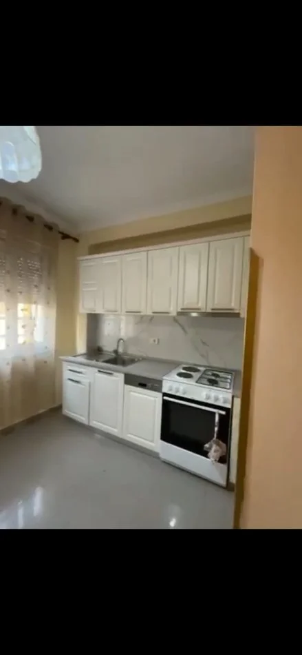 Tirane, jepet me qera apartament 3+1 Kati 4, 100 m² 700 € (GARDA)