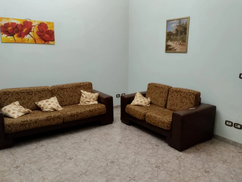 Tirane, jepet me qera apartament 3+1 Kati 2, 145 m² 600 € (Qyteti Studenti, Zyra Posta Tirana 13.)