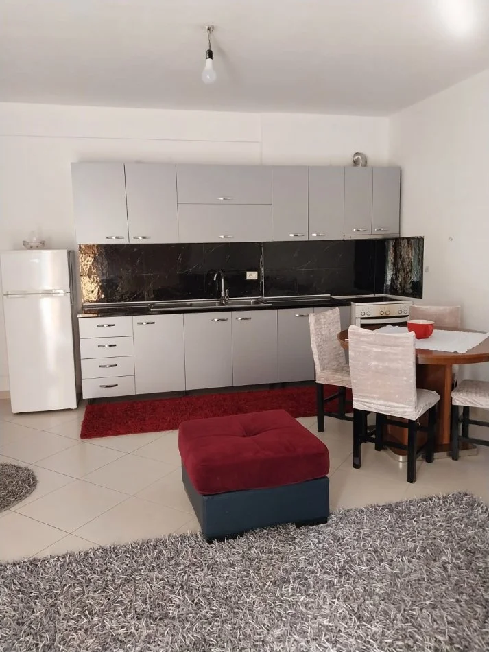 Tirane, jepet me qera 2+1+Ballkon Kati 2, 100 m² 350 € (Restorant Fresku)