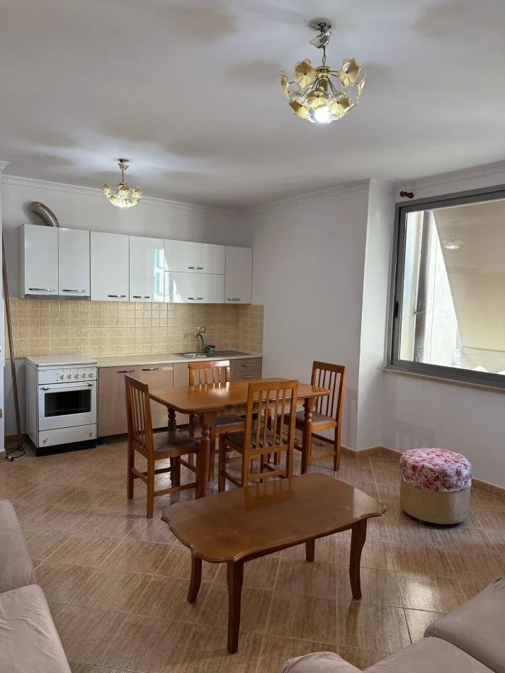 Tirane, jepet me qera apartament 1+1 Kati 3, 400 € (Zogu i Zi)