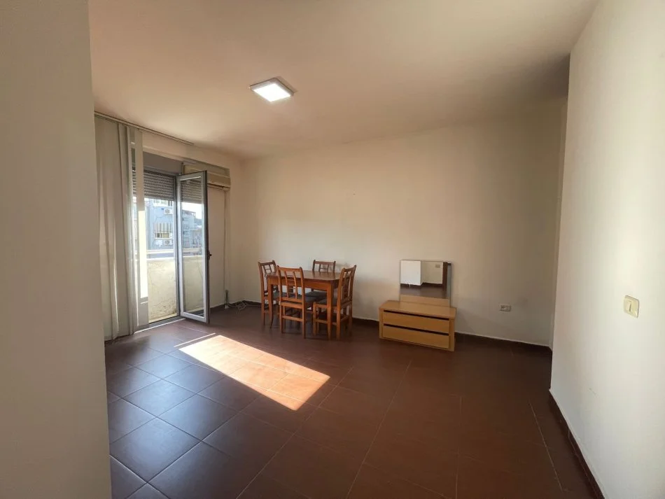 Tirane, jepet me qera zyre Kati 6, 80 m² 400 € 