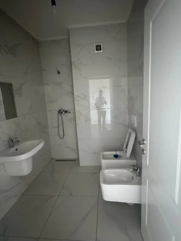 Tirane, shitet apartament 3+1+Ballkon Kati 9, 124 m² 166.850 € (Astir , Vila L2 , rr. Tom Plezha)