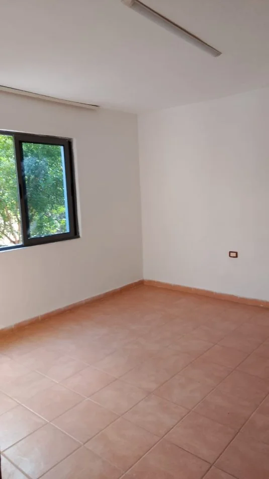 Tirane, Kombinat jepet me qera shtepi 3+1+Ballkon Kati 1, 113 m² 300 €