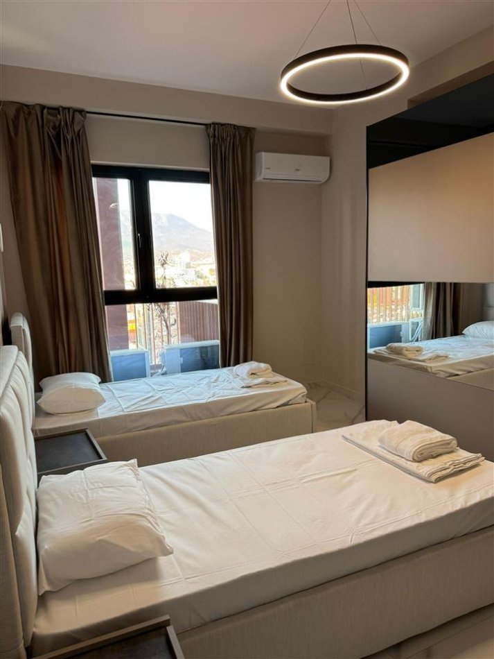 Tirane, jepet me qera apartament 3+1+Ballkon Kati 15, 125 m² 1.500 € (Garden Building)