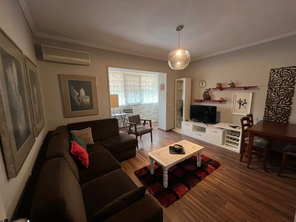 Tirane, jepet me qera apartament 3+1 Kati 2, 100 m² 650 € (Rruga e Barrikadave)