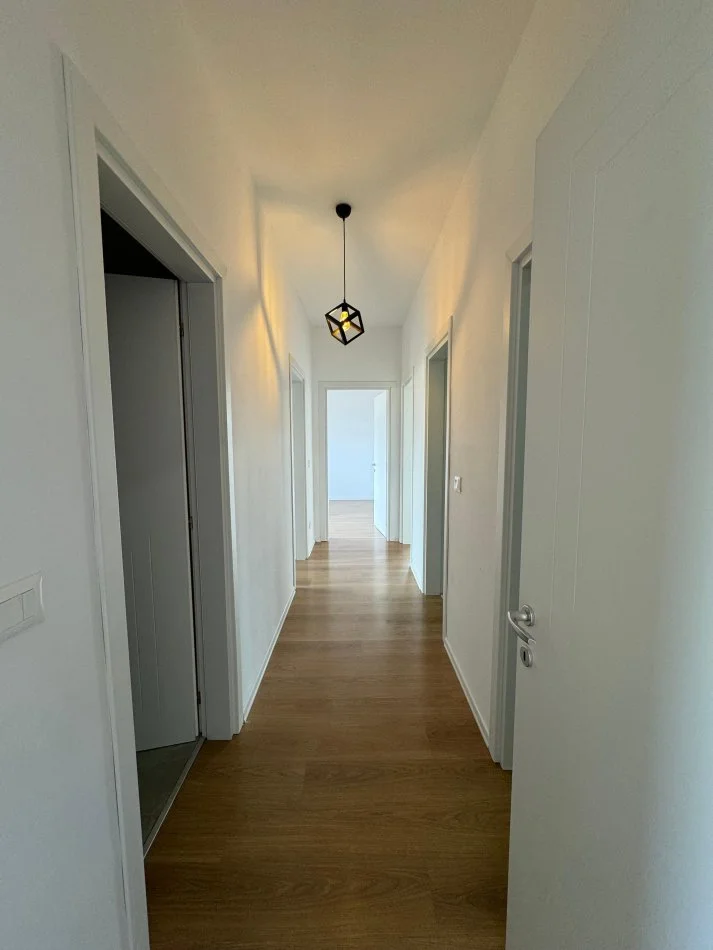 Tirane, jepet me qera ambjent biznesi Kati 18, 160 m² 1.500 € 