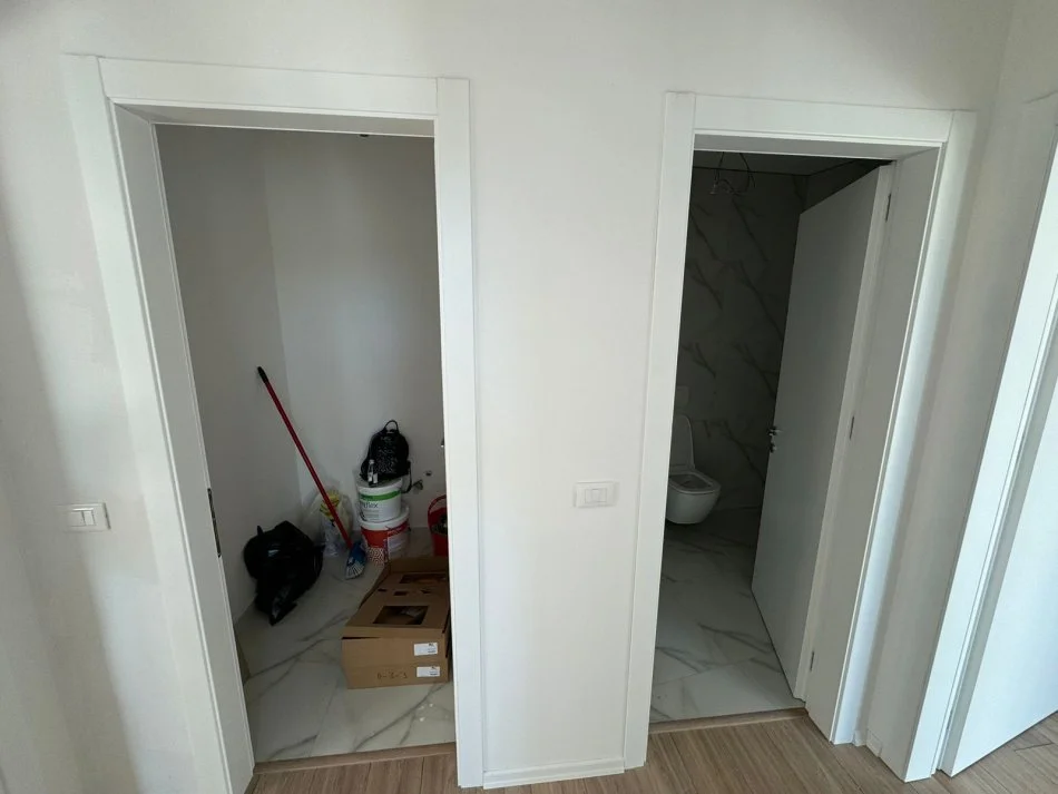 Tirane, jepet me qera apartament 3+1 Kati 3, 123 m² 1.400 € (liqeni i tiranes)