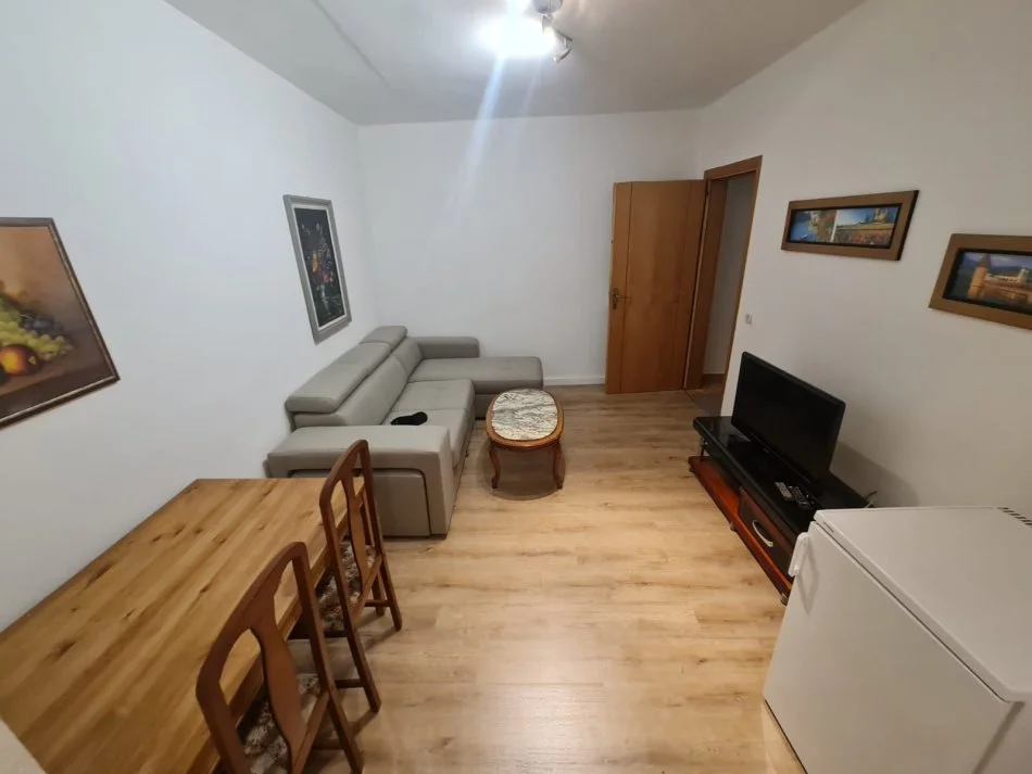 Tirane, jepet me qera apartament 1+1 Kati 3, 62 m² 520 € (Myslym Shyr)