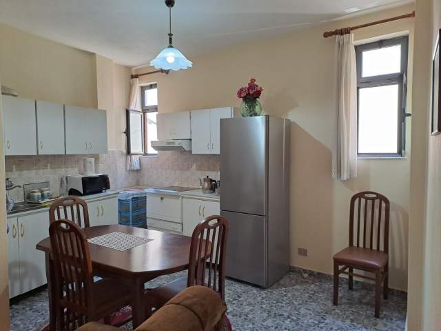 Tirane, ofert apartament 2+1 Kati II-te i nje vile, 120 m² 550 Euro (rruga Hoxhe Vokri, Pak minuta nga Pazari i Ri)
