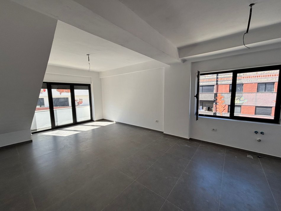 Tirane, jepet me qera apartament duplex Dublex Kati 5, 