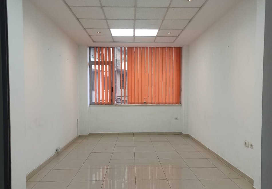 Tirane, jepet me qera ambjent biznesi Kati 2, 28 m² 300 € (Rruga e Dibres)