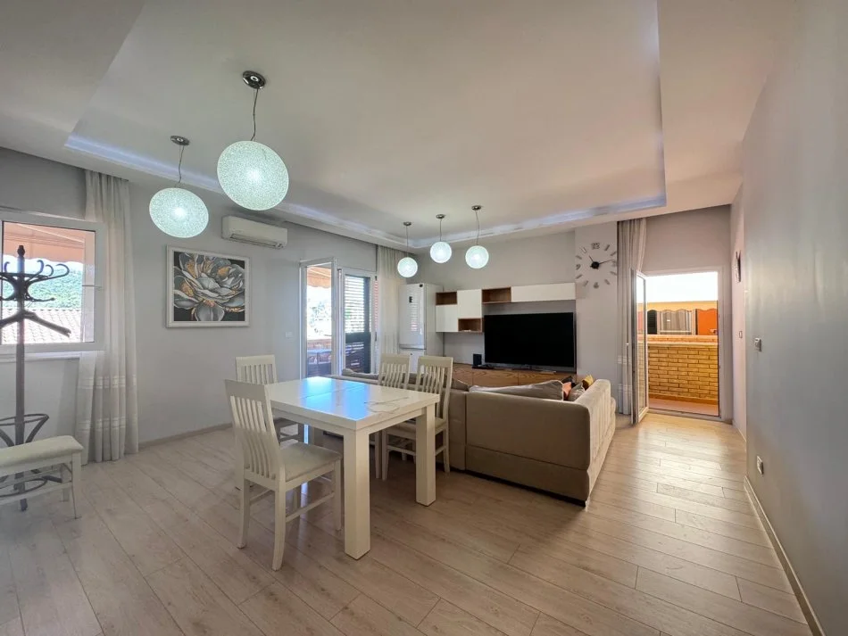 Tirane, jepet me qera apartament 2+1+Ballkon , 600 € 