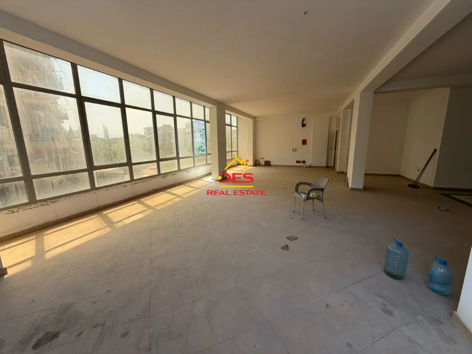 Vlore, jepet me qera ambjent biznesi Kati 2, 140 m² 400 € (Rruga Demokracia)