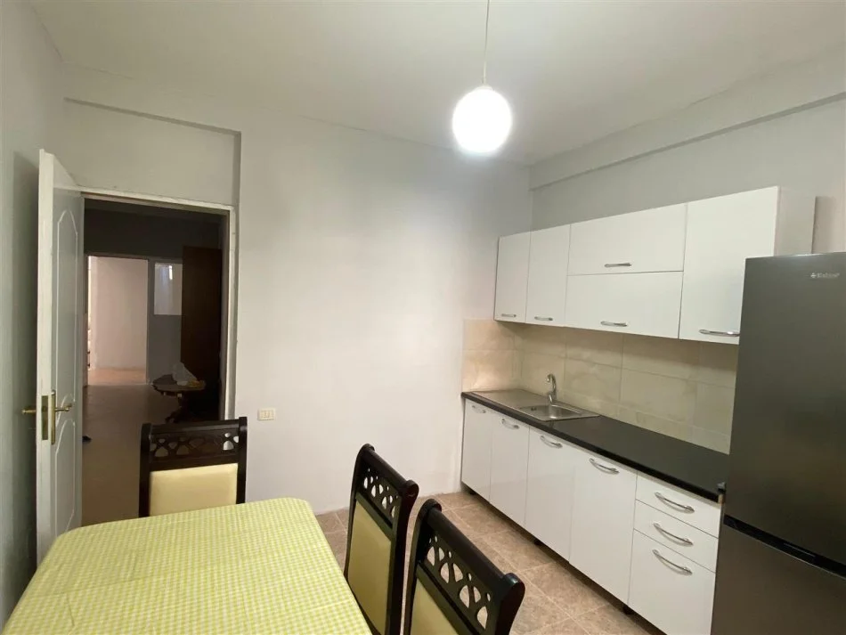 Tirane, jepet me qera shtepi 2+1+Ballkon Kati 1, 100 m² 500 € (Rruga Imer Ndregjoni)