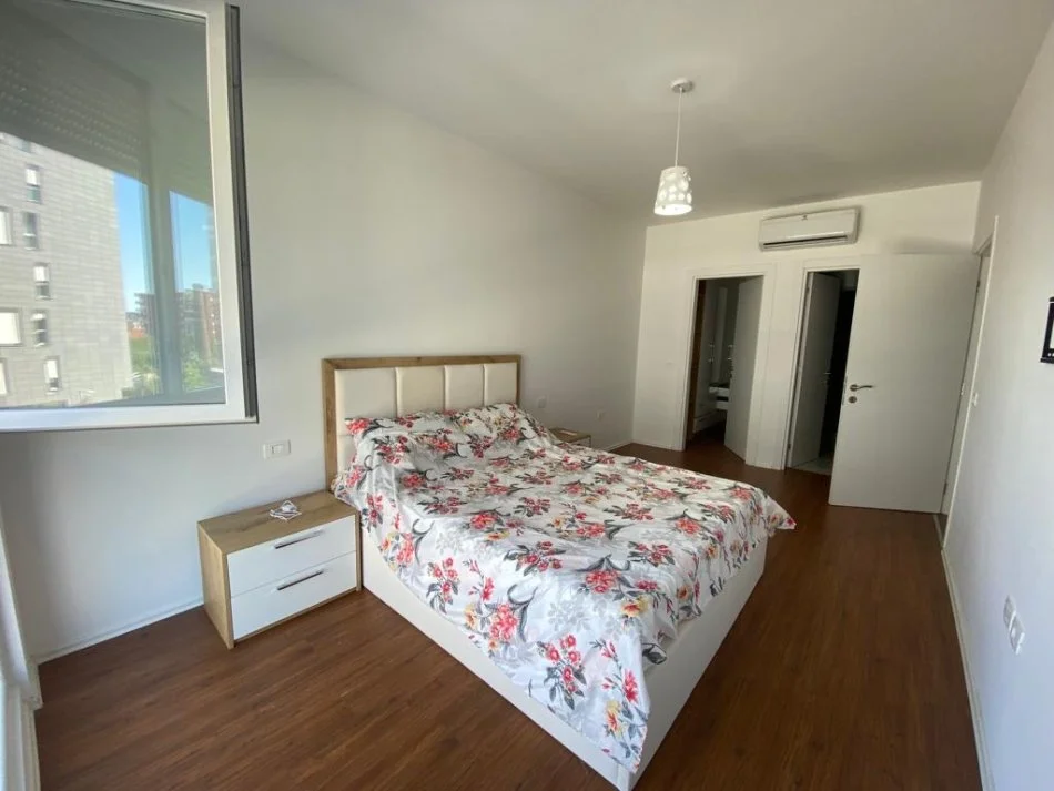 Tirane, jepet me qera apartament 2+1 Kati 4, 101 m² 750 € (Fiori di bosko)