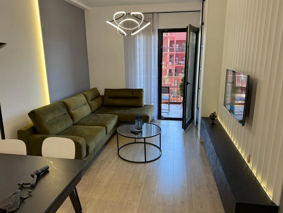 Tirane, jepet me qera apartament 1+1 Kati 15, 63 m² 900 € (Garden building rezidence)