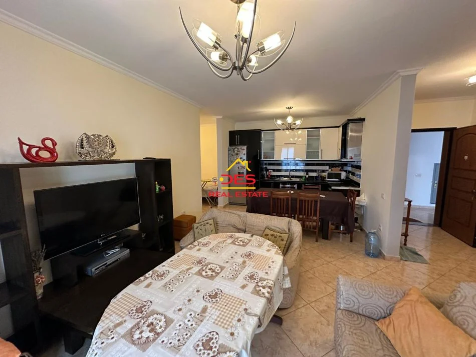 Vlore, jepet me qera apartament 2+1+Ballkon Kati 3, 110 m² 400 € (Rruga Murat Tërbaçi)