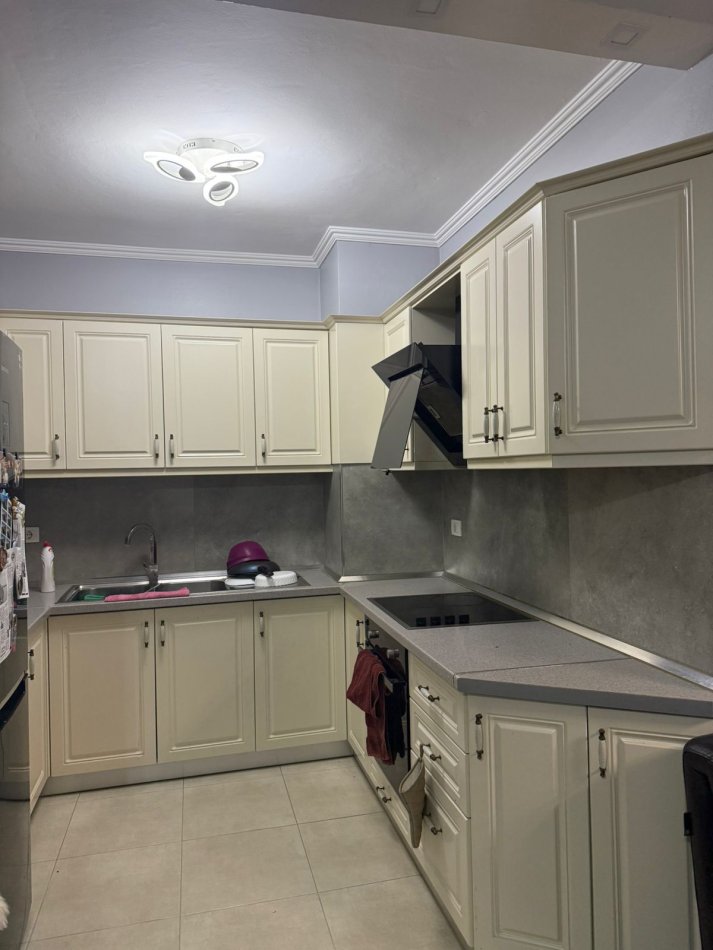 Tirane, jepet me qera apartament 1+1+Ballkon Kati 4, 65 m² 600 € (Kompleksi Kontakt)