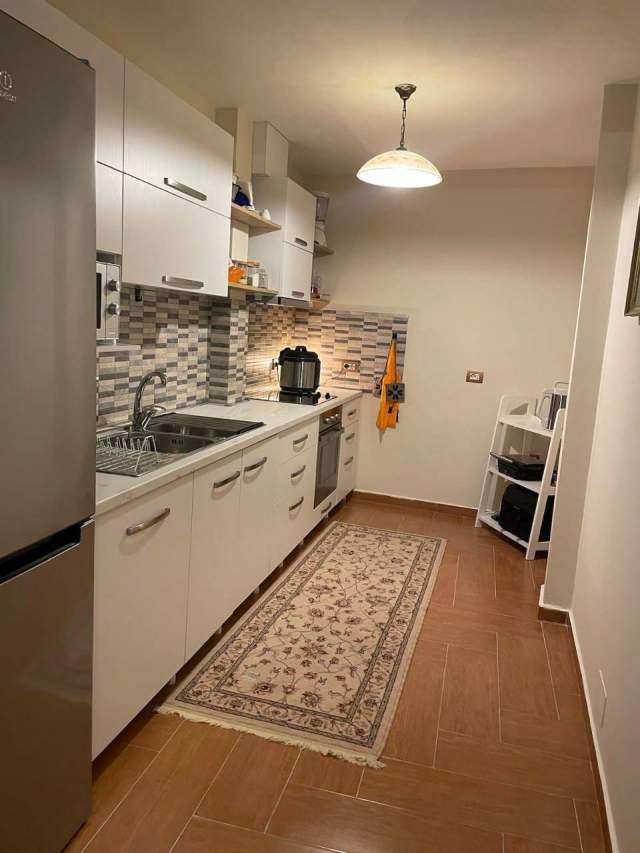 Tirane, jepet me qera apartament 2+1+BLK Kati 4, 120 m² 700 Euro (rruga Xhorxh Bush)