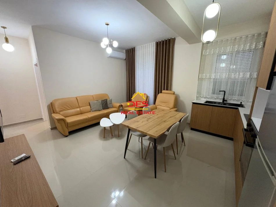 Vlore, jepet me qera apartament 2+1+Ballkon Kati 3, 100 m² 550 € (Rruga Sadik Zotaj)