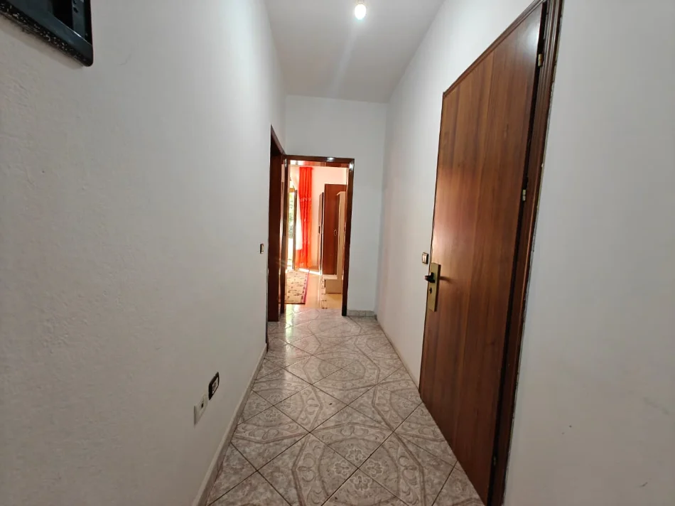 Tirane, jepet me qera apartament 1+1 Kati 1, 400 € 