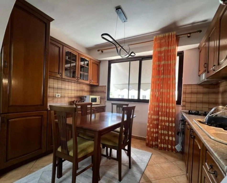 Tirane, jepet me qera apartament 2+1+Ballkon Kati 3, 80 m² 700 € 
