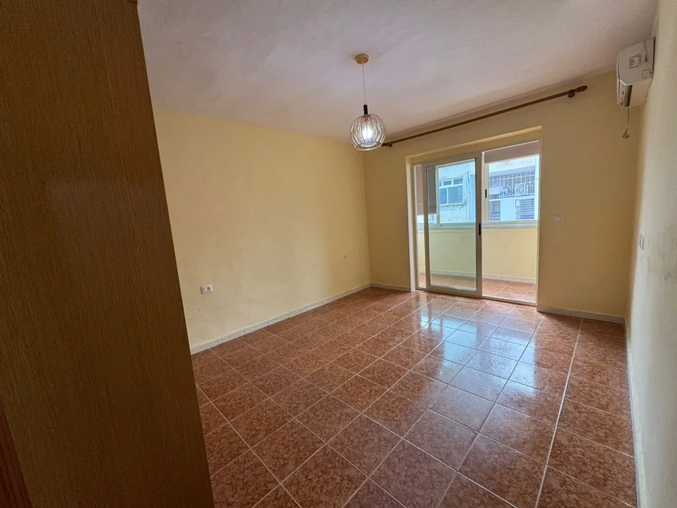 Tirane, jepet me qera apartament 1+1 Kati 5, 55 m² 420 € (Rruga Naim Frasheri)