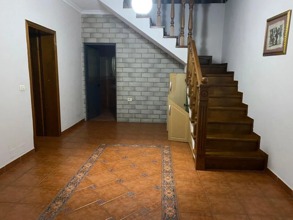 Tirane, jepet me qera Vile 2 Katshe  350€ (Vile 3 kateshe)