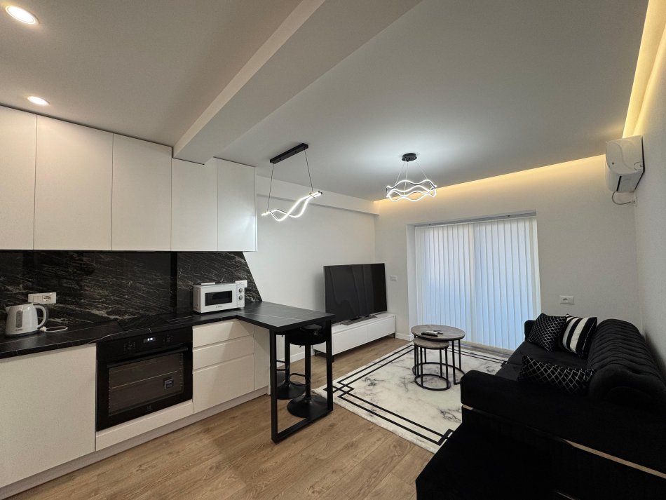 Tirane, jepet me qera apartament 1+1+Ballkon Kati 3, 65 m² 500 € (xhamllik)