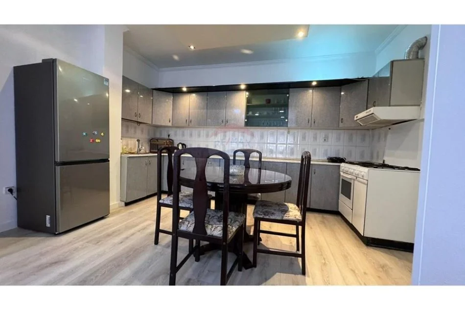 Tirane, jepet me qera apartament 3+1+Ballkon Kati 3, 146 m² 550 € (Brryli)