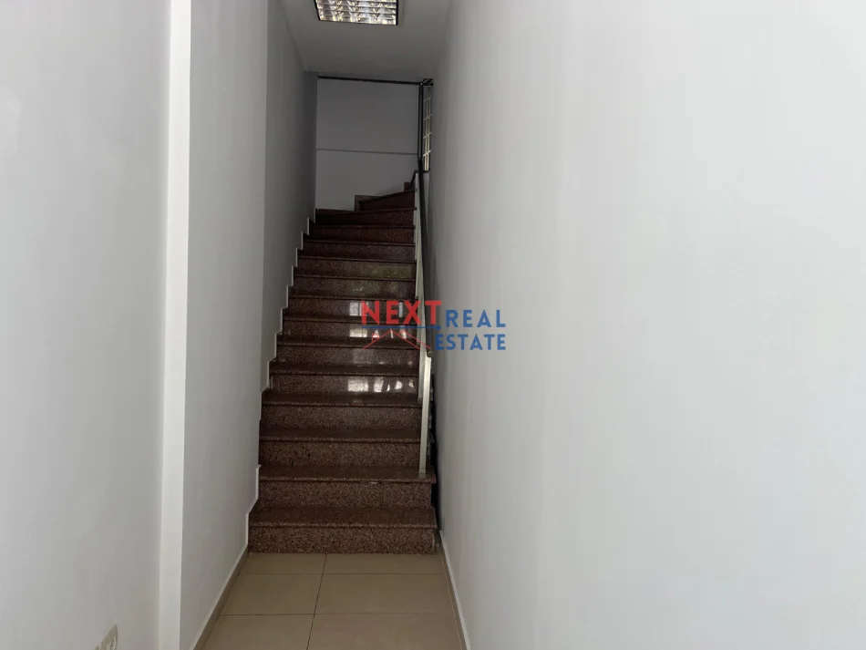 Vlore, jepet me qera ambjent biznesi Kati 2, 223 m² 700 € (TRANSBALLKANIKE)