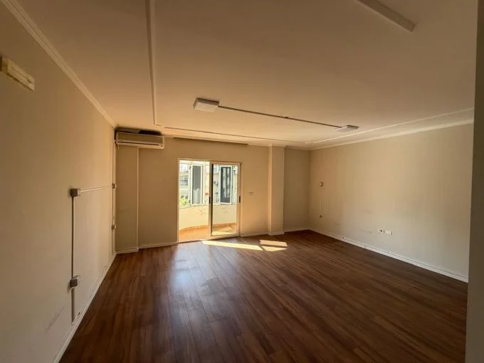 Tirane, jepet me qera zyre Kati 4, 178 m² 1.800 € (stadiumi dinamo , sheshi willson)